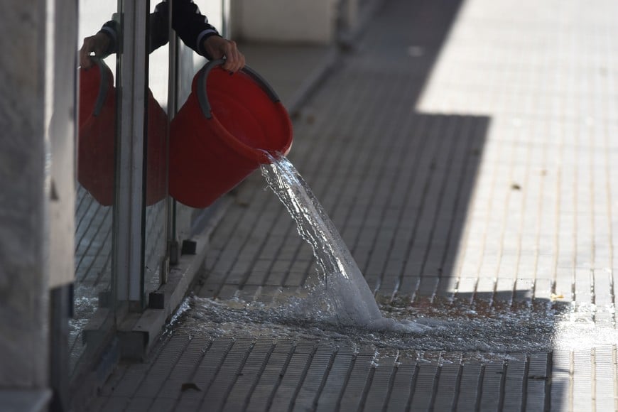 Para el lavado de las veredas, hay días y horarios permitidos.