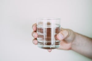 mano vaso agua