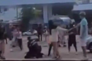 La policía fue a separar a dos grupos de jóvenes y terminó agredida por uno de ellos. 