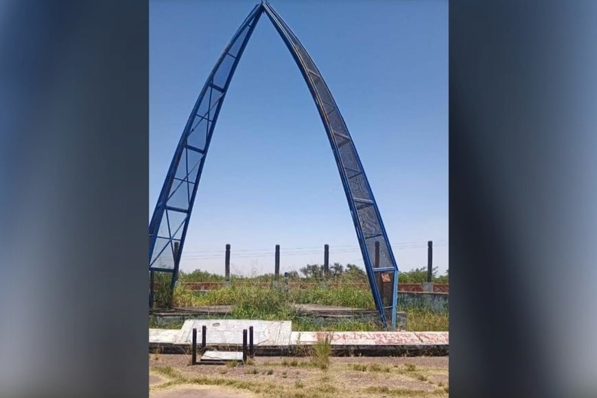 LECTORES- MONUMENTO OLVIDADO A CARLOS MONZÓN. Gentileza