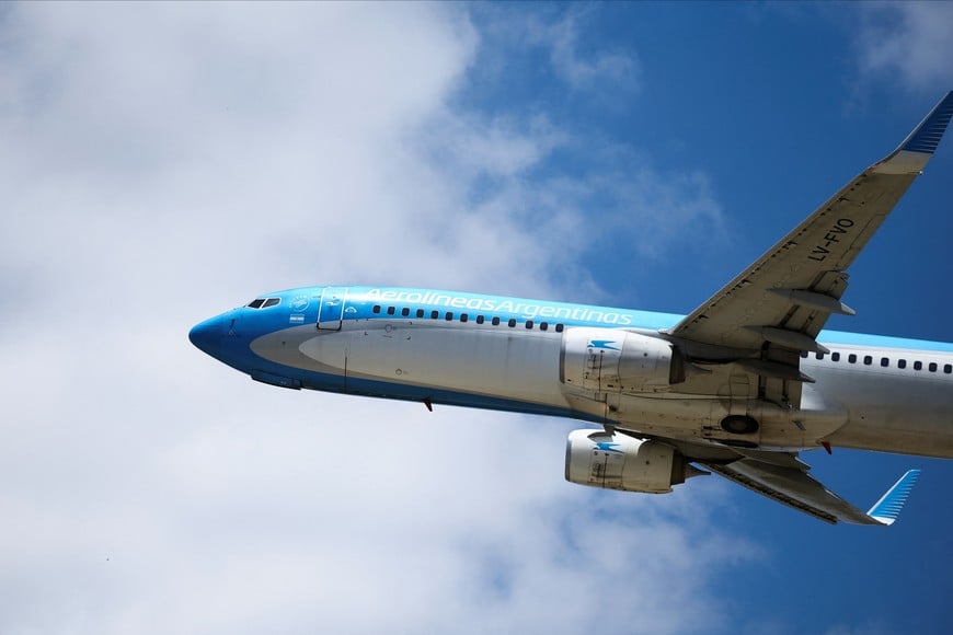 An Aerolineas Argentinas Boeing 737-8SH takes off at the Aeroparque Jorge Newbery airport, in Buenos Aires, Argentina December 26, 2024. REUTERS/Agustin Marcarian