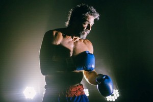 Luciano Castro en el unipersonal “CAER (y levantarse)”.