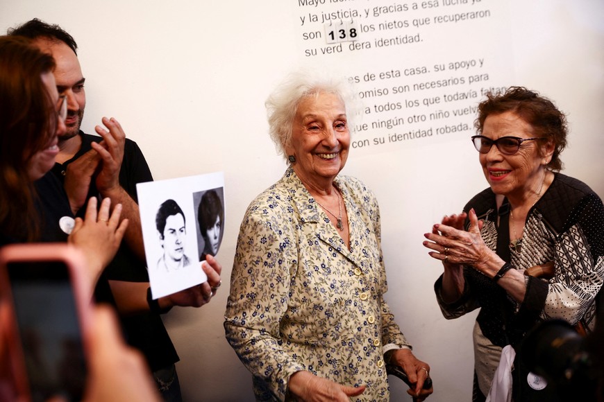 President of the human rights organization Abuelas de Plaza de Mayo (Grandmothers of Plaza de Mayo) Estela de Carlotto, smiles after changing the number 137 for 138 on the wall following a press conference to announce that the son of Marta Enriqueta Portuale and Juan Carlos Villamayor, disappeared during Argentina's 1976-1983 dictatorship, was found and will recover his true identity becoming the 138th person to do so, at the building of the former Navy Mechanics School, which functioned as a clandestine detention center, also known as ESMA, in Buenos Aires, Argentina December 27, 2024. REUTERS/Tomas Cuesta