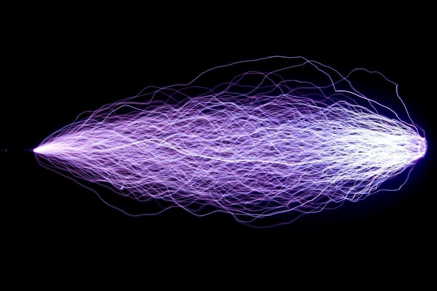 Al tocar a alguien, la carga eléctrica se transfiere y sentimos un "choque".