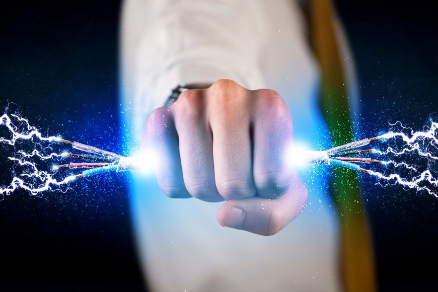 El aire seco aumenta la electricidad estática y hace más probable sentirla.