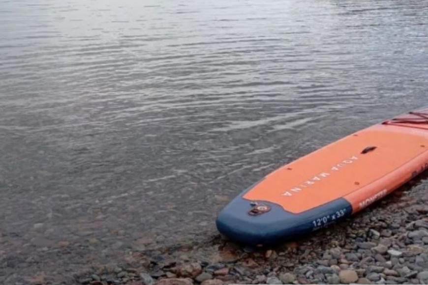 Practicaba surf de remo en una tabla de SUP