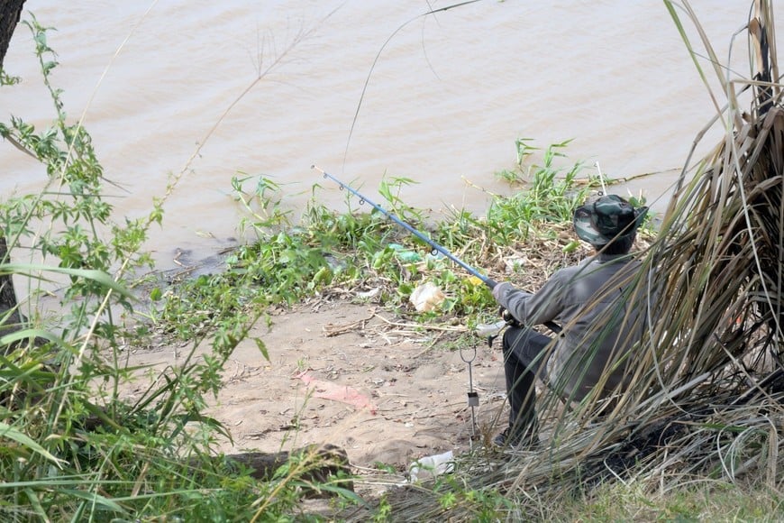 La costa del rio es copada por pescadores que no tienen techos en donde arrojar sus residuos.