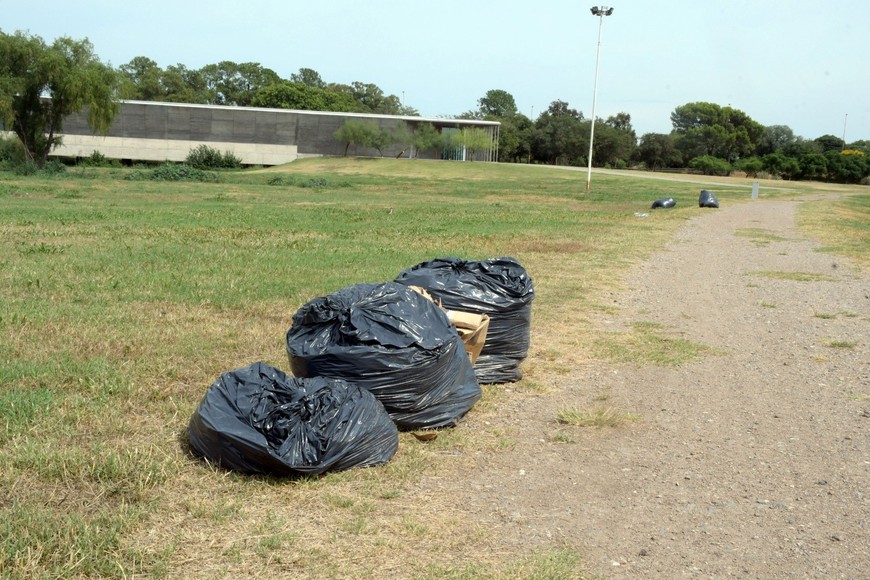 Varias bolsas de residuo que no fueron recolectadas