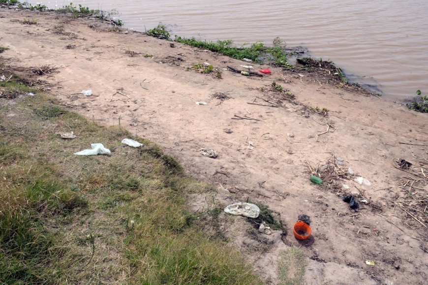 Sin tachos para depositar la basura, el lugar se vuelve un basural.