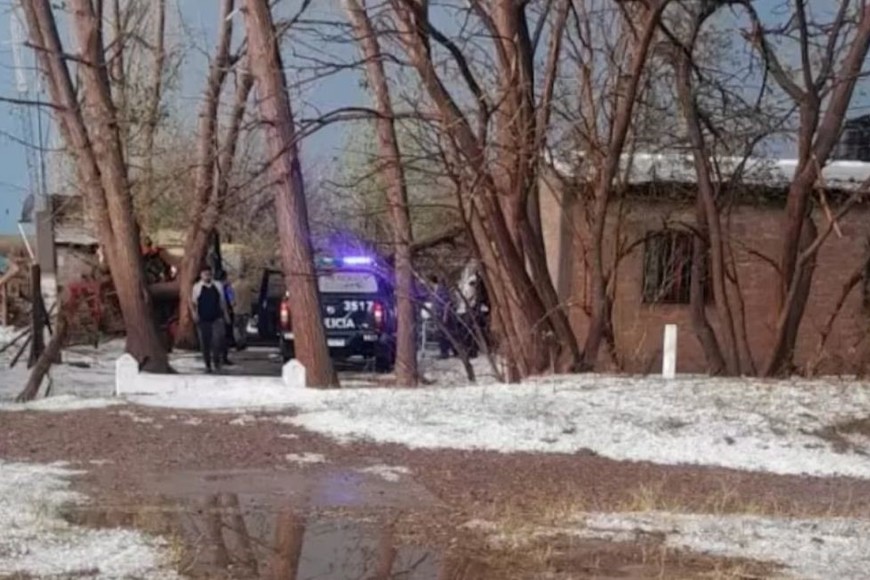 Bomberos trabajaron durante aproximadamente 30 minutos para sacarlo