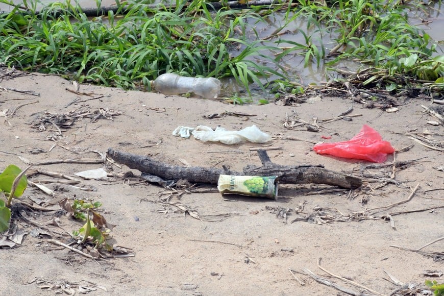 Sin tachos para depositar la basura, el lugar se vuelve un basural.