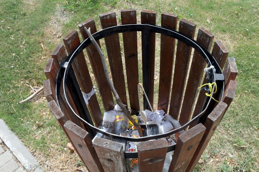 Este es el único tacho de basura en todo el parque.