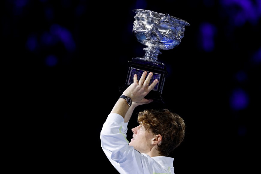 Tennis - Australian Open - Melbourne Park, Melbourne, Australia - January 26, 2025
Italy's Jannik Sinner poses with the trophy after winning the final against Germany's Alexander Zverev REUTERS/Francis Mascarenhas