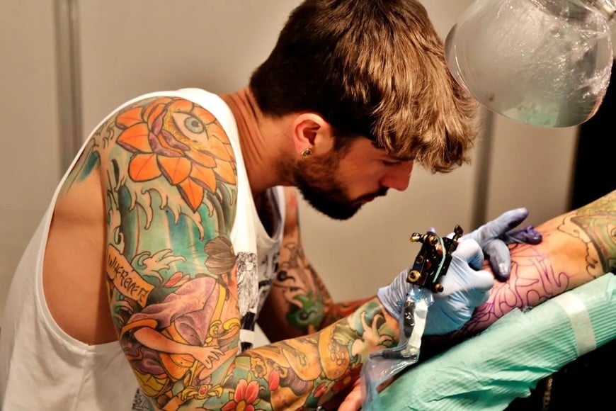 El arte en la piel se aplica para narrar historias y “conectar” con seres queridos.