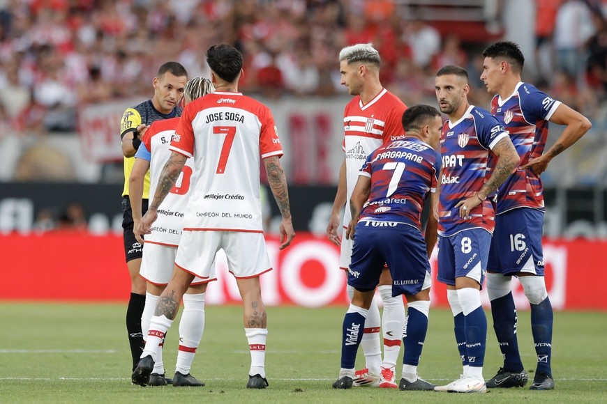 Los tres "nuevos" que usó el Kily desde el arranque en La Plata. Martínez, Ham y Fragapane.