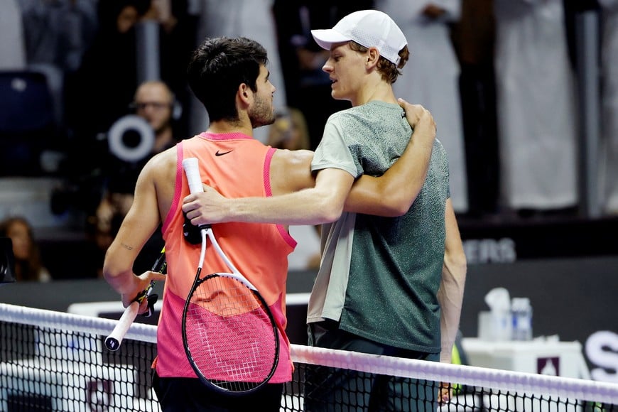 Tennis - 6 Kings Slam - Riyadh, Saudi Arabia - October 19, 2024
Italy's Jannik Sinner with Spain's Carlos Alcaraz after winning the final REUTERS/Hamad I Mohammed