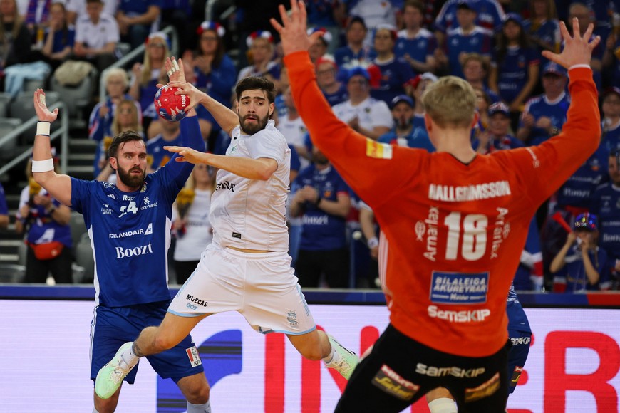 Handball - IHF Handball World Championships 2025 - Main Round IV - Iceland v Argentina - Zagreb Arena, Zagreb, Croatia - January 26, 2025
Argentina's Tomas Canete shoots at goal as Iceland's Ellidi Vidarsson reacts REUTERS/Antonio Bronic