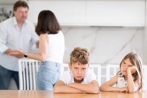 Brindar estabilidad emocional a los niños en conflictos familiares es fundamental.