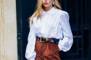 La moda se reinventa constantemente, y en 2025, uno de los grandes regresos serán las blusas victorianas.