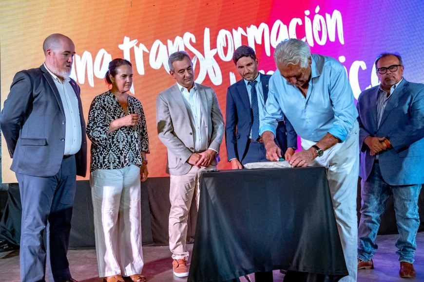 Javkin y Pullaro encabezaron la apertura de sobres de la licitación para la ampliación y renovación del emblemático espacio.