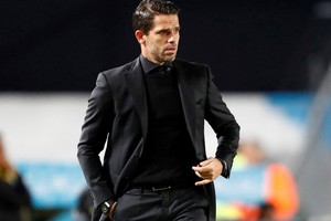 Gago y un banco "pesado". Ya pasaron 14 partidos y una pretemporada y el entrenador sigue buscando su meta inicial. "Necesito que el equipo tenga una identidad, independientemente de los nombres. A mí no me cambia el nombre del futbolista, trabajo igual este quien esté", dijo el DT de Boca. Crédito: Cristina Sille/Reuters