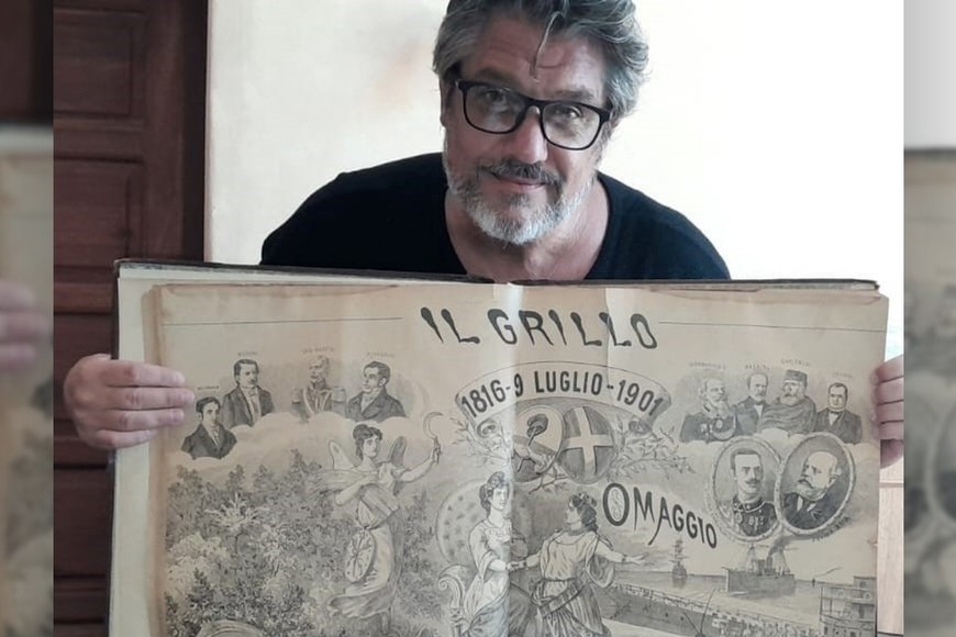 Maxi Ghione con uno de los ejemplares alusivos al 9 de Julio de 1816. Gentileza