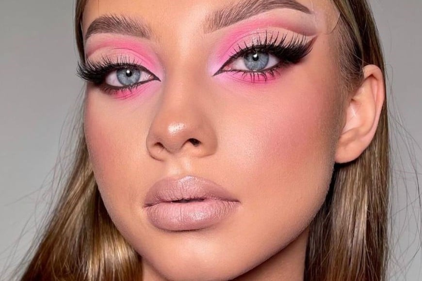 Maquillaje suave y ojos definidos para un look encantador.