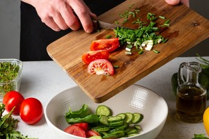 Obtener líquidos a través de alimentos también contribuye a la hidratación diaria.