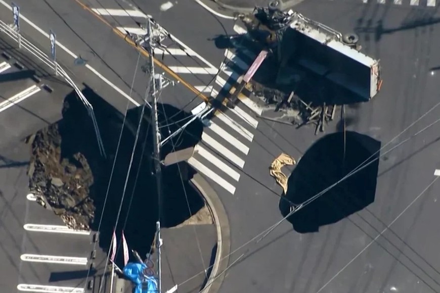 El pozo que apareció en plena calle.