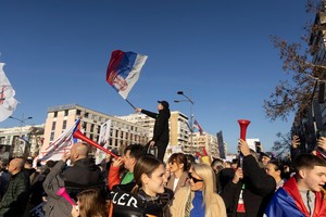 Estudiantes serbios salieron a las calles. Credito: REUTERS/Djordje Kojadinovic