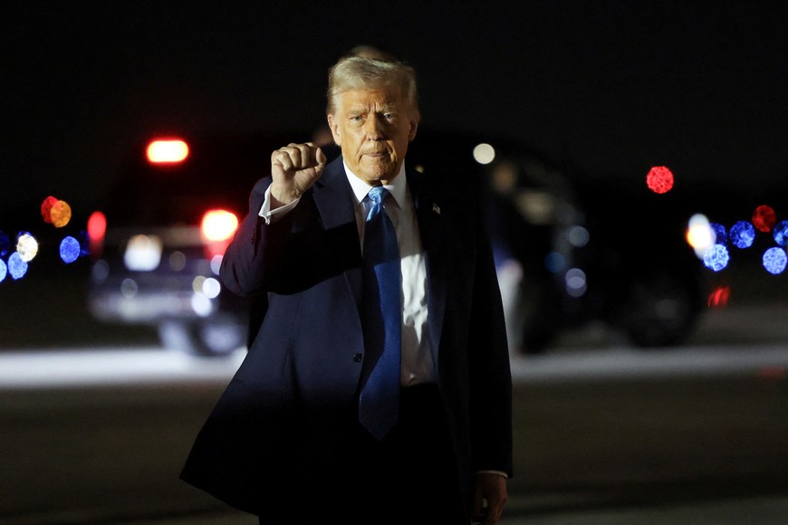 U.S. President Donald Trump pumps his fist upon his arrival in West Palm Beach, Florida, U.S., January 31, 2025. REUTERS/Kevin Lamarque