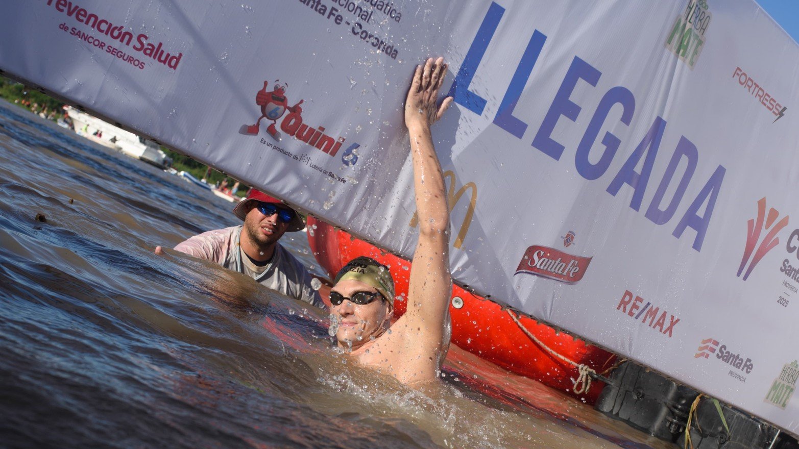 Occhipinti toca la ansiada meta y ya festeja por su primer triunfo en la Santa Fe-Coronda. Crédito: Matías Cáceres.