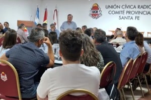 Michlig habla en la sede radical ante dirigentes de Unidos mientras algunos otros se fueron a ver a Unión con Boca. Foto: Unidos