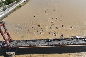 El Puente Colgante será testigo del sprint que realizarán los 18 nadadores. Foto: Fernando Nicola