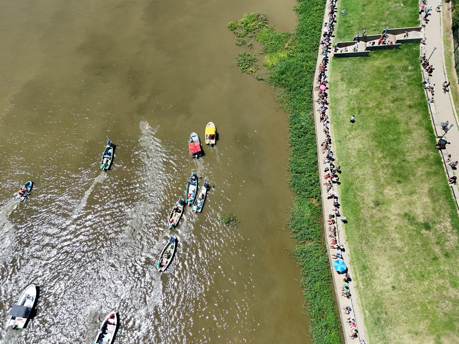 Maratón Santa Fe-Coronda. Pasan Santo Tomé. Foto: Fernando Nicola