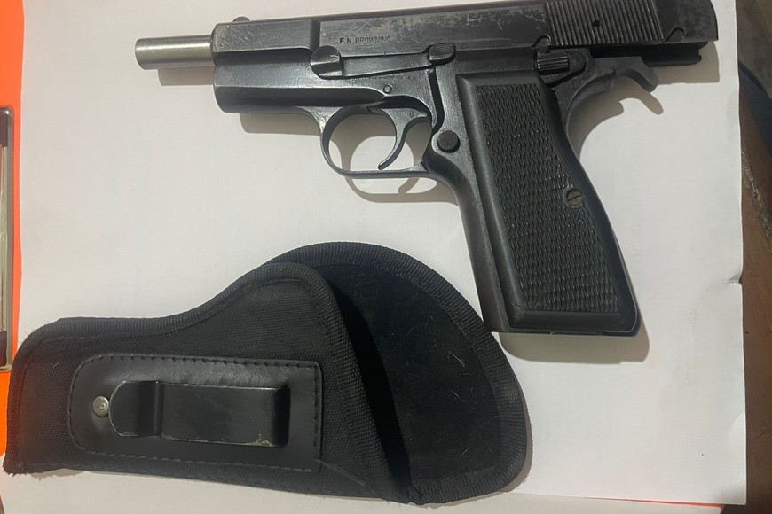 Entre las armas secuestradas había una pistola calibre 9 milímetros.