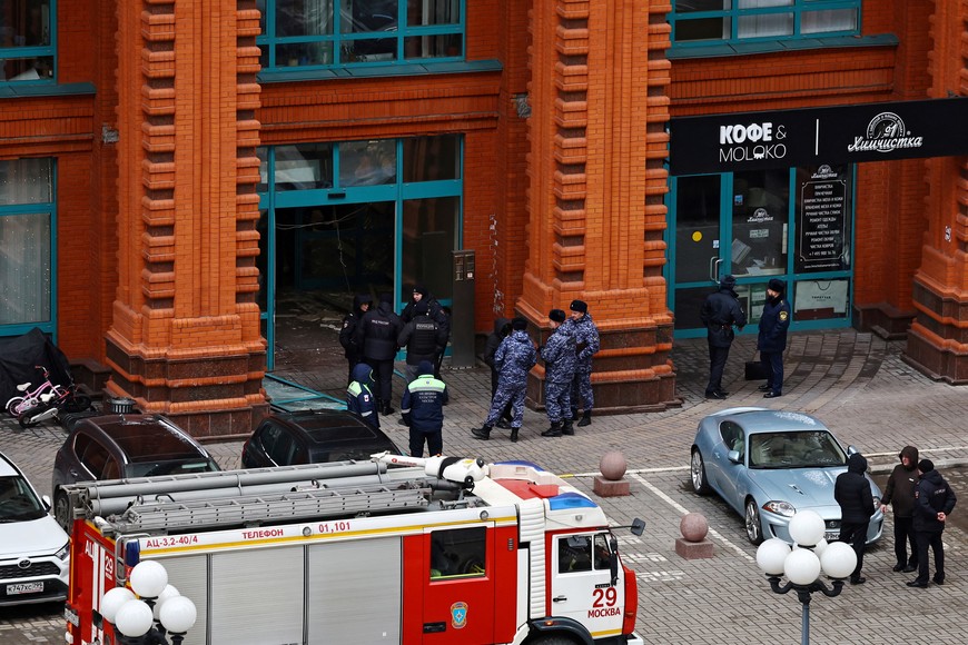 Law enforcement officers work at the site of a blast in a residential building in Moscow, Russia February 3, 2025. REUTERS/Evgenia Novozhenina