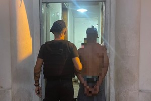 El muchacho fue esposado y trasladado a una comisaría.