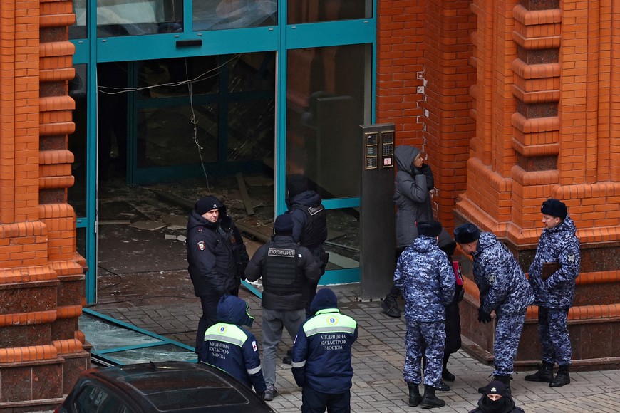 Law enforcement officers work at the site of a blast in a residential building in Moscow, Russia February 3, 2025. REUTERS/Evgenia Novozhenina
