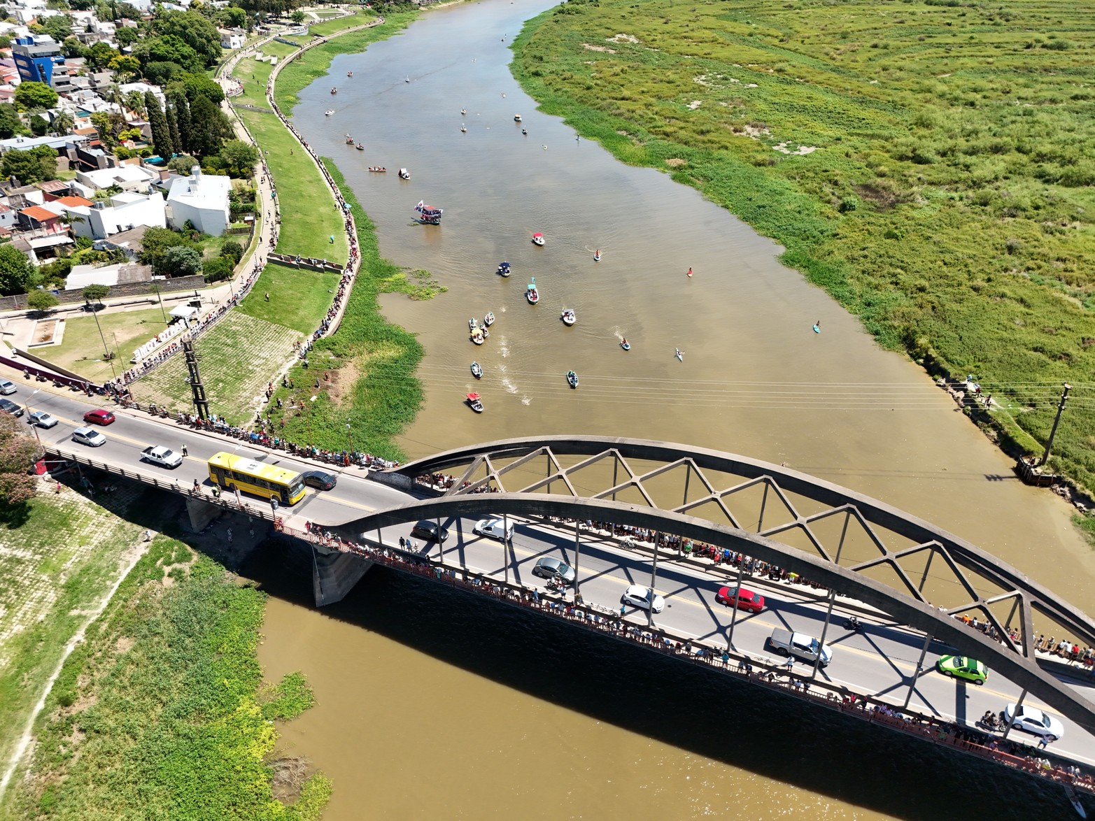 Maratón Santa Fe-Coronda. Pasan Santo Tomé. Foto: Fernando Nicola
