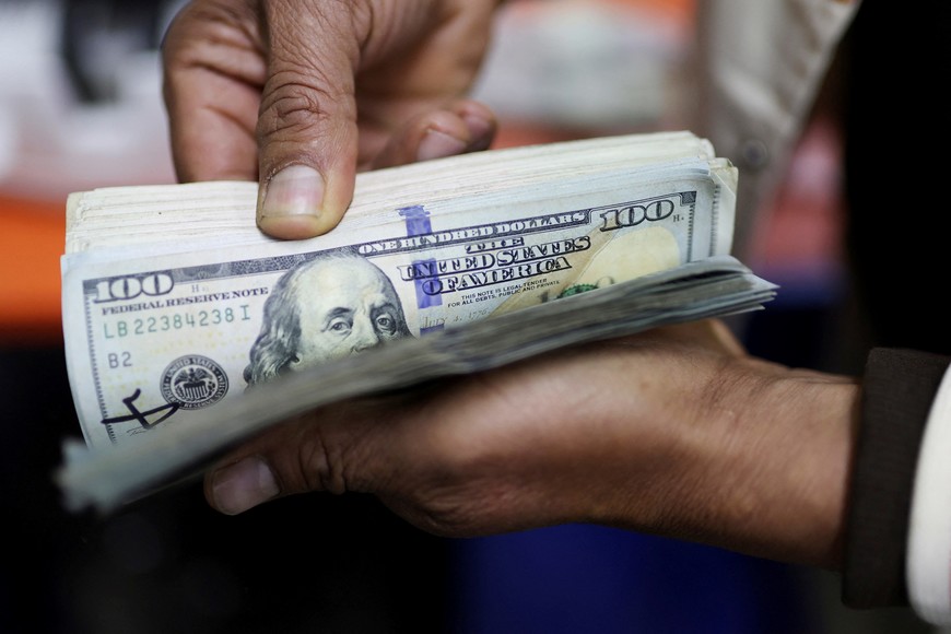 El dólar blue avanzó hasta los $1.520 en la city porteña. Foto: Reuters