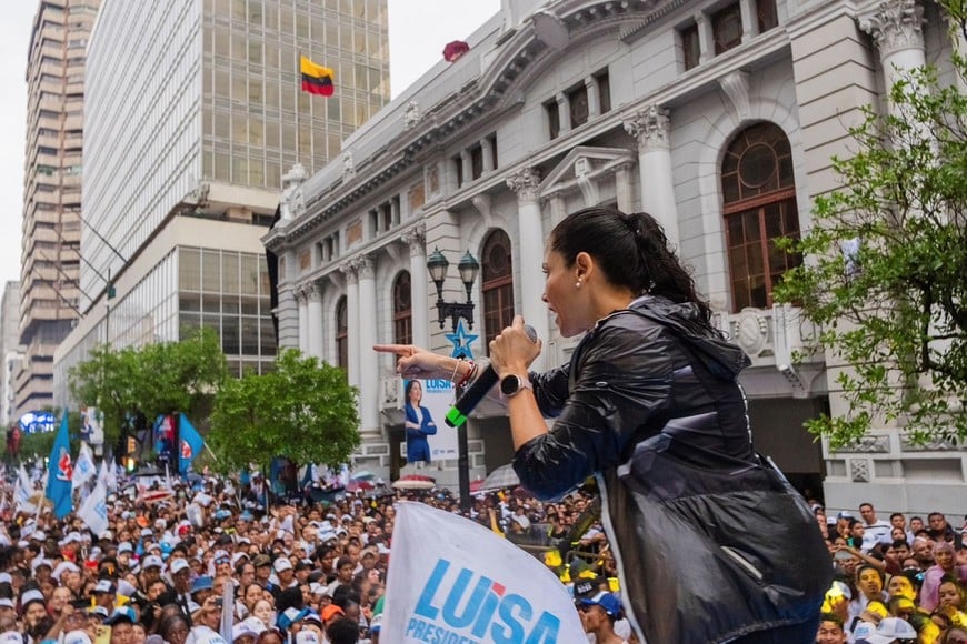 (250207) -- GUAYAQUIL, 7 febrero, 2025 (Xinhua) -- Imagen del 6 de febrero de 2025 de la candidata a la Presidencia de Ecuador, Luisa González (frente), por el partido Movimiento Revolución Ciudadana, hablando durante su acto de cierre de campaña, en Guayaquil, Ecuador. La campaña electoral rumbo a las elecciones generales del 9 de febrero en Ecuador terminó el jueves en el país sudamericano, luego de 33 días de actividades proselitistas, confirmó el Consejo Nacional Electoral. Más de 13,7 millones de ecuatorianos están llamados a las urnas para elegir presidente y vicepresidente, 151 parlamentarios que integrarán la Asamblea Nacional y cinco representantes para el Parlamento Andino, que ejercerán sus cargos por un periodo de cuatro años. (Xinhua/Str) (rtg) (ra) (vf)
