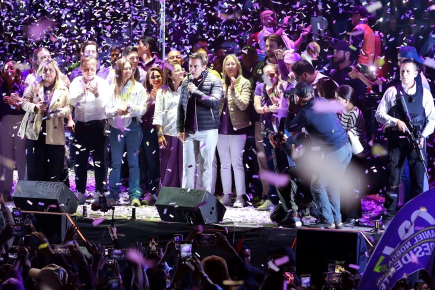 (250206) -- QUITO, 6 febrero, 2025 (Xinhua) -- El presidente ecuatoriano y candidato a la reelección, Daniel Noboa (c), de la coalición oficialista Acción Democrática Nacional, habla durante su acto de cierre de campaña, en Quito, capital de Ecuador, el 6 de febrero de 2025. Más de 13,7 millones de electores, dentro y fuera del país, están convocados a las urnas para elegir presidente y vicepresidente, así como 151 legisladores que integrarán la Asamblea Nacional y cinco representantes al Parlamento Andino. (Xinhua/Ricardo Landeta) (da) (vf)