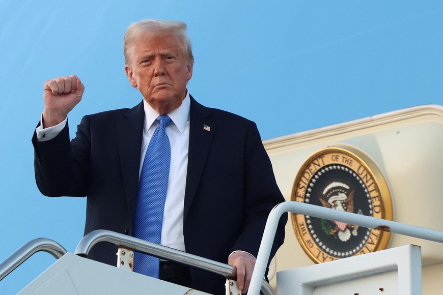 U.S. President Donald Trump raises his fist as he steps from Air Force One upon arrival in West Palm Beach, Florida, U.S., February 7,  2025. REUTERS/Kevin Lamarque