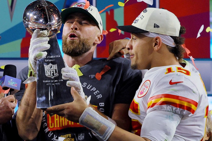 FILE PHOTO: Football - NFL - Super Bowl LVII - Kansas City Chiefs v Philadelphia Eagles - State Farm Stadium, Glendale, Arizona, United States - February 12, 2023 Kansas City Chiefs' Travis Kelce and Patrick Mahomes celebrate with the Vince Lombardi Trophy after winning Super Bowl LVII REUTERS/Brian Snyder/File Photo