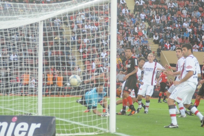 Mugni gol Colón. Foto: Amancio Alem