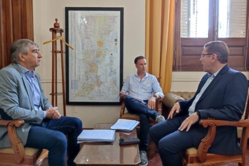 Borla junto a funcionarios provinciales.