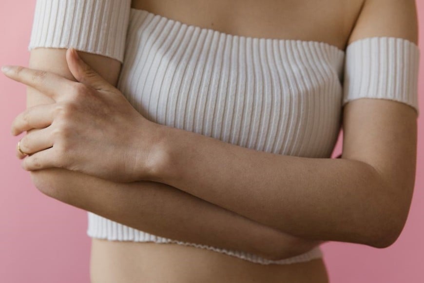 Cruzar los brazos puede ser percibido como una actitud defensiva.