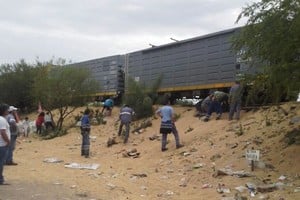 Esta vez, la policía evitó que los granos terminen esparcidos en el terraplén. Foto: Archivo