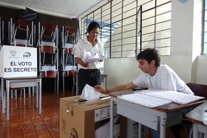 (250209) -- CUMBAYÁ, 9 febrero, 2025 (Xinhua) -- Un hombre espera para colocar su voto en una urna electoral durante las elecciones generales, en Cumbayá, en el este de Quito, Ecuador, el 9 de febrero de 2025. Los ecuatorianos acudieron a las urnas el domingo para elegir a un presidente, a un vicepresidente, a 151 miembros de la Asamblea Nacional y a cinco miembros del Parlamento Andino para un mandato de cuatro años. (Xinhua/Carolina Endara) (ce) (rtg) (da)